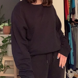 Mörkblå tröja - Superskön o mysig tröja, kan mötas upp i göteborg eller så tillkommer frakt🥶