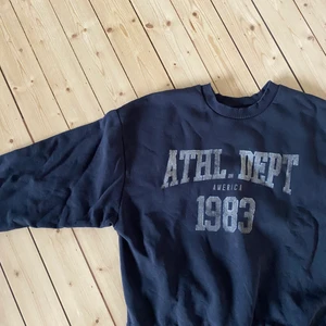 Sweater med tryck - Offblack sweater med vintage tryck. Storlek M