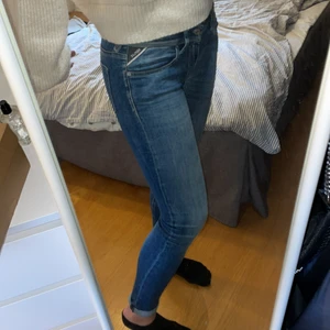 Replay jeans  - Fina och supersköna jeans från märket Replay, säljes pga för små. Funkar att ha båda långa eller uppvikt ner till (syns lite på bildera). Nypris typ 1700, säljer för 220 plus frakt. Storlek 25w 30L, hör av er vid frågor💗 