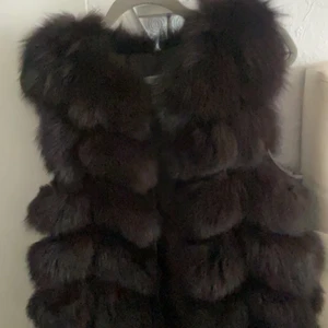 Pälsväst med äkta päls - Storlek XS färgen brun. 