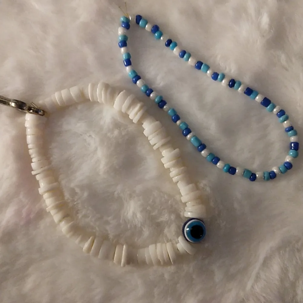 Detta är två armband med buddhistiska känslor i färgen blå, tråden e stretch och passar de flesta. Accessoarer.