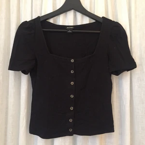 T-shirt - Supersnygg blus tröja från Monki med knappar hela vägen ner, och smått puffiga axlar. Den är i superbra skick och inte använd så mycket. Frakt tillkommer och jag tar emot swish:) kolla in min profil för fler snygga och billiga kläder mm!