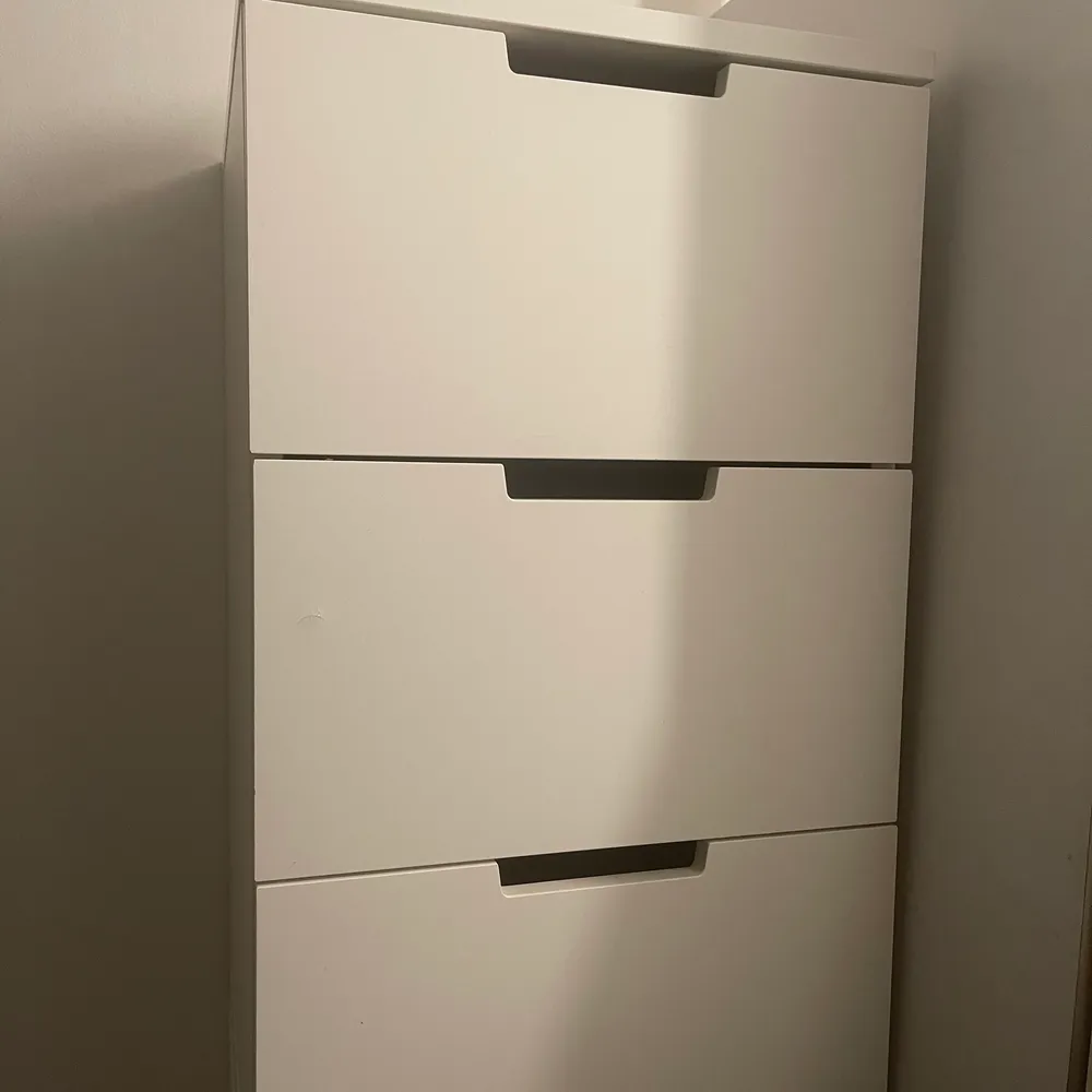 ✨Nordli byrå från Ikea med tre lådor. Nypris 795kr, har en liten defekt på en av lådorna men inget som syns speciellt mycket ✨  . Övrigt.