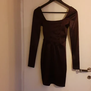 KLÄNNING STRL XS H&M - Fin kort klänning i STRL XS från H&M, hel & fin. Djur & rökfritt hem 