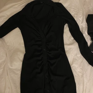 Klänning - Endast använd en gång, storlek S men passar XS-M med. 