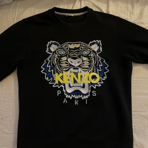 Kenzo sweatshirt storlek XS - Tröjan är köpt på CareOfCarl för 1500kr. Tröjan är inte sliten på något sätt utan är väldigt fin. Jag är strax över 180 cm, den är lite liten på mig i längden. Köparen står för frakt. Pris kan diskuteras vid snabb affär 