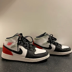 Air Jordan 1 Mid GS Red Mint  - Ett par otroligt fina skor i väldigt bra skick, använda endast två gånger. Tillhörande kartong finns och betalning sker via Swish! 