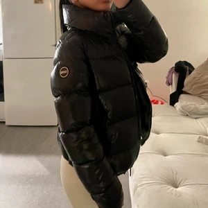 Colmar jacka  - Colmar dunjacka, storlek XS. Köpt för 5499kr. Pris kan diskuteras vid snabb affär!! Jackan är endast använd vid två tillfällen 