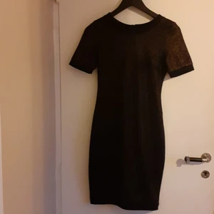 GLITTRIG KLÄNNING XS - Fin glittrig klänning med slits bak i STRL XS, hel & fin. Djur & rökfritt hem 