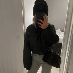 Puff jacka från Zara i läderimitation  - Säljer denna jacka från zara då den inte kommit så mkt till användning, vid fler frågor är det bara att höra av sig så svarar jag så fort jag kan!💓