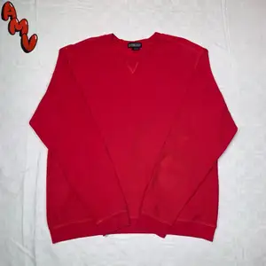 Plain Red Sweatshirt.                                                       Size tag L                                                                                Fits like L                                                                               Skick 10/10                                                                       Modellen är 185cm lång. Mer finns på sidan, skriv vid ytterligare frågor eller funderingar♻️🔌 Priser går alltid att diskuteras!
