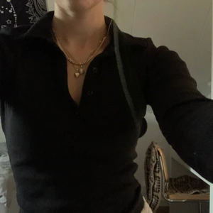 svart piké topp - en as bekväm och snygg piké topp i storlek XS från ginatricot. den är i nyskick fast jag använt den ett par gånger. säljer för 90 exklusive frakt. hör av dig för intresse!