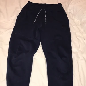 Nike tech byxor - Haft på mig den några gånger men den går fortfarande att använda Storlek S på byxan 