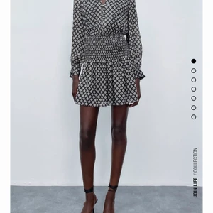 Zara klänning - Säljer denna slutsålda zara klänning som är helt ny och aldrig använd, säljer för att den tyvärrr för för stor. Den är köpt för 399kr och eftersom den är helt slutsåld och väldigt eftertraktad så säljer jag den för 50 kr mer. Kontakta för fler bilder osv❤️❤️