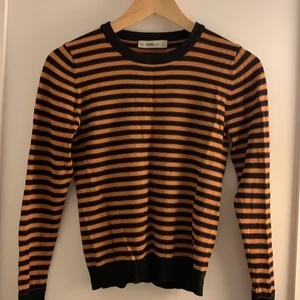 randig tröja - Randig långärmad tröja från Zara i storlek S. Nästintill helt oanvänd. Om du har några frågar är det bara att skriva till mig🥰🥰