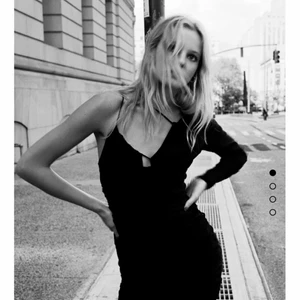 Svart draperad klänning från Zara - Helt slutsåld på hemsidan! Snyggaste klänningen i svart från Zara, perfekt till fest❤️‍🔥🖤 Helt ny och kvar i kartong, med lapparna på. Aldrig ens provad. Säljes pga fel storlek.   Finns i Stockholm. Djur- och rökfritt hem.