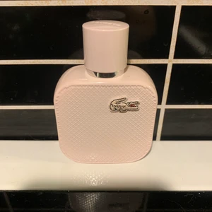 Lacoste L.12.12 - Säljer endast testad parfym från Lacoste! L.12.12 Rose EdP 50ml. Nypris 720kr. Luktar fantastiskt gott men jag har för mycket parfymer så kommer aldrig till användning :(  Blommig doft. Toppnot: Mint & Mandarin  Hjärtnot: Mysk, Rosa & Frangipani  Basnot: Cederträ, Ambrette & Amber blend