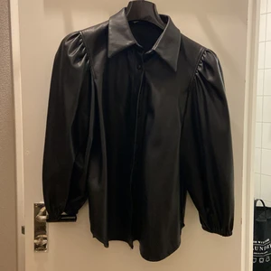 ”Skinn” skjorta från zara - Använd fåtal gånger.