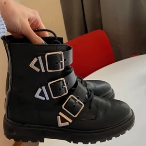 Stövlar/ Boots från Zara - Näst intill nya boots från zara, använda max 3 gg. Nypris ca 600kr