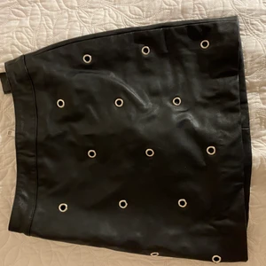 Svart kort kjol  - Detta är en ganska svart kort kjol som jag inte riktigt använt eller har nytta av. Köpt från hm. Man kan inte se igenom dom små hålen på kjolen. 