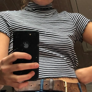 Polotröja - randig polotröja med kort ärm. 