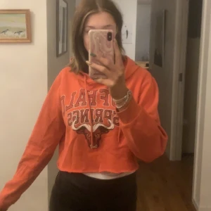 Croppad hoodie  - En röd croppad hoddie från bikbok i st xs. Säljer för 70kr + frakt