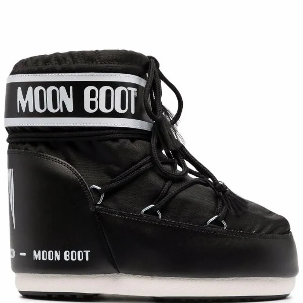 🖤SÖKER Svarta låga Moon Boots stl 35-38 i fint skick.🖤 . Skor.