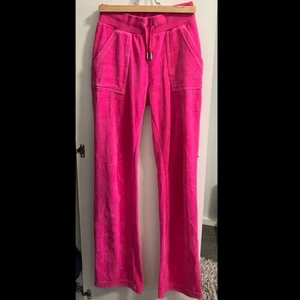 Juicy Couture byxor  - Säljer vidare mina rosa juicy byxor som är i storlek XXS men passar även för XS och S. Köpta från Nelly.com för 1100kr och säljer nu för 780kr. Priset kan inte gå lägre än så 😊 Tveka inte om att fråga om mer bilder 🥰