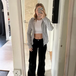 Juicy couture kofta  - ÄKTA juicy couture kofta i storlek M, men sitter som en S. Några av diamanterna på trycket har trillat av men inget man lägger märket till så mycket. 250kr! Då det är fler intresserade har jag budgivning: högsta bud 300