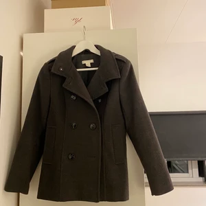 Grå jacka  - Superfin dubbelknäppt grå kort kappa från H&M. Finns inte att köpa längre💖 storlek 36. BUDA från 225kr! 
