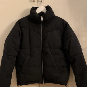 Svart pufferjacket - Säljer denna svarta puffer jackan som jag har använt ganska mycket men som tyvärr inte kommer till användning längre. Jackan är mycket fint skick! Kontakta mig vid intresse🤍