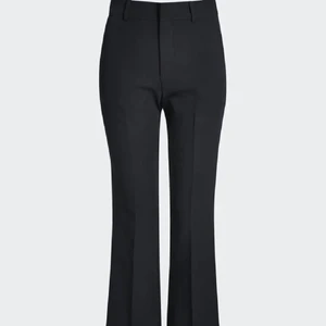 Kostymbyxor 💞 - Jättefina byxor, vill helst inte sälja men måste tyvärr eftersom de inte kommer till användning, storlek 34. Nypris 400kr säljer för 120kr men priset kan diskuteras!!