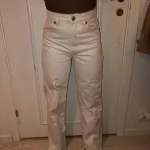 Fina vita Zara byxor ändats använt 2 gånger för att dom har vart för korta.Köparen står för frakt pris kan diskuteras🤍🤍