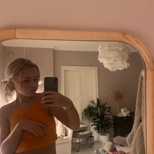 Orange halter top - En super söt och somrig orange halter top som jag knappt använt 🤍