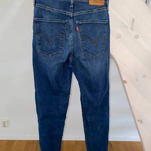 Mörkblåa Jeans model: Mile high super skinny från Levis. Stl 27 💙 Skickas emot fraktkostnad. 
