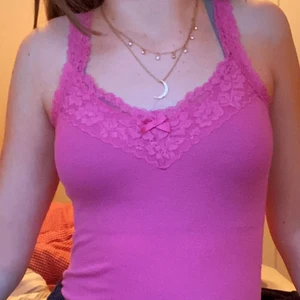 Rosa linne - Säljer detta jättefina rosa linnet med spets.😍 Är i bra shick och nästan aldrig använt!💋