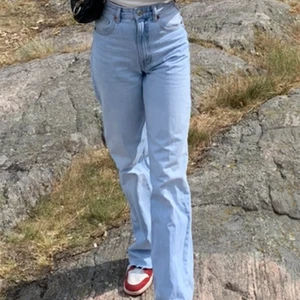 zara jeans - säljer dessa sköna och snygga ljusblåa jeans köpta på zara i somras, använda ungefär 2 gånger. jag är 167/168cm lång och innerbenslängden på byxorna är ungefär 83cm. kan mötas upp i göteborg men även skicka och då står du själv för frakten som ligger på 66kr. 💘💘💘💘