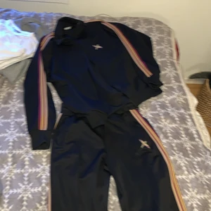 Arigato bird tracksuit - Hela setet för : 1200  Byxorna för 700 separat och 900 för överdelen. Knappt använda men mindre synliga flaws på vänstra byxbenet orsakat av pulka.