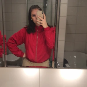 Röd vårjacka - Säljer min fina röda jacka från stay då den inte är min stil längre, perfekt till stallet eller att ha över många plagg samt luftig o vindtät. Helt felfri o sparsamt använd💕
