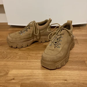 Ljus bruna skor  - Aldrig andvända. Storlek 38-39