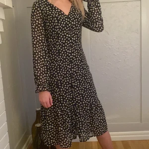 Klänning - En klänning man kan använda året om. En sommarlväll men också på vintern med ett par tights. Felfri och går att knäppa upp hela vägen