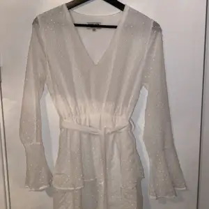 Superfin vit klänning från Madlady storlek S men passar även XS. Aldrig använd, endast provad