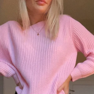 Stickad rosa tröja  - Fin stickad rosa tröja. Strl S. Nästan aldrig använd så i väldigt fint skick✨💘 köpare står för frakten 