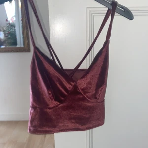 Vinrött festlinne 🎉 ❤️ - Jättefint linne från bikbok