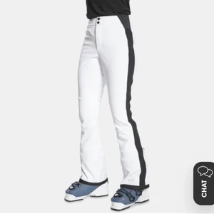 Vita Skidbyxor - Säljer dessa supersnygga knappt använda skidbyxor från Everest då det blivit lite korta på mig (174cm)!💕 Samma modell som på mitten bilden fast i barnstolen 170. Slutsålda i barnstorlek. Säljer för 399 och vid många intresserade blir det budgivning🤩💕 köparen står för frakt