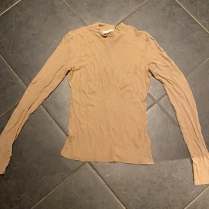 Ribbstickad tröja - Säljer denna ribbstickade tröjan från Nelly i strl XS. Knappt använd, är i mycket bra skick. Hör av dig om du är intresserad💕💕