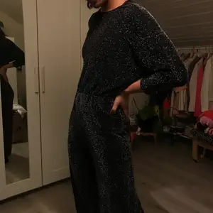 Supersnygg & perfekt till nyår! Denna glittriga jumpsuiten är från Monki och passar stl 34/36. I bra skick🤩🧡