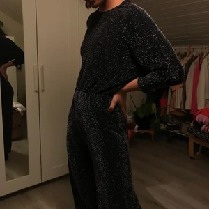 Glittrig jumpsuit✨ - Supersnygg & perfekt till nyår! Denna glittriga jumpsuiten är från Monki och passar stl 34/36. I bra skick🤩🧡