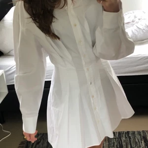ZARA kjole - Mega sød skjorte kjole fra Zara. Stadig med prismærke. Modtog kjolen fra Zara uden en knap, da det var den sidste de havde tilbage. Jeg har derfor selv syet en knap på, men i en lidt anden nuance. Det er slet ikke noget man ser.  Ellers så god som ny☺️