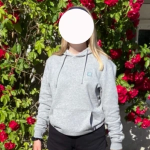 Grå hoodie från Les Deux - Säljer denna snygga gråa hoodien från märket Les Deux! Använd fåtal gånger och i mycket bra skick! Kontakta mig vid intresse🦋